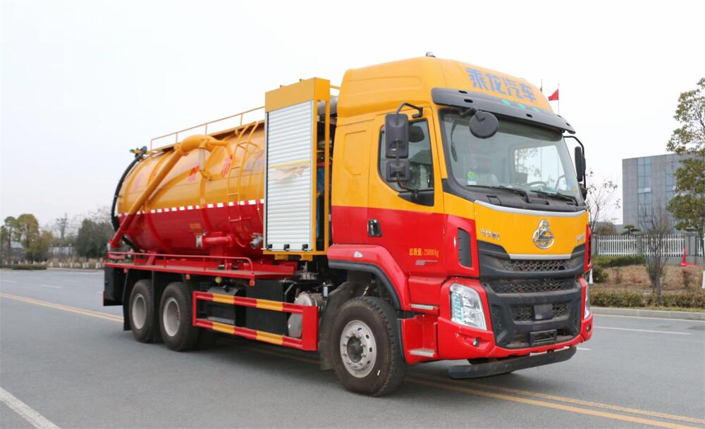 22方清洗吸污車-柳汽22方清洗吸污兩用車-帶副發動機 圓罐