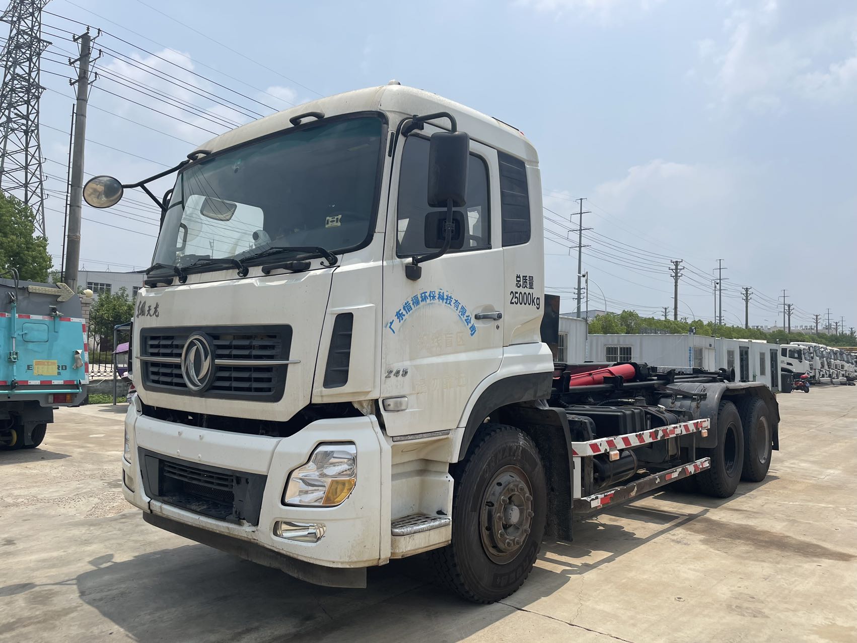 天龍后八輪勾臂(同款2臺) 2??年份：2019年5月 3??發(fā)動(dòng)機(jī)：康機(jī)245馬力，國五 4??底盤配置：東風(fēng)天龍底盤，5700軸距，7檔變速箱，1100鋼絲