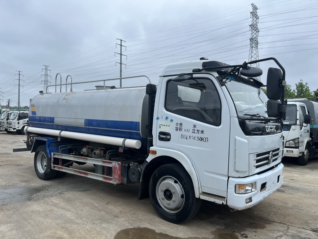 二手10方灑水車 2??年份：2020年5月 3??發(fā)動(dòng)機(jī)：朝柴156馬力，國五 4??底盤配置：東風(fēng)多利卡底盤，3800軸距，245真空胎，六檔變速箱，備胎未