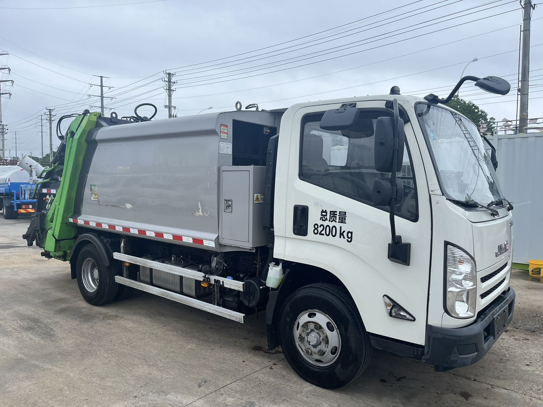 二手國六中聯(lián)6方壓縮垃圾車 2??年份：2021年5月 3??發(fā)動(dòng)機(jī)：江鈴152馬力，國六 4??底盤配置：江鈴凱運(yùn)底盤，3360軸距，750鋼絲胎，五檔變速箱