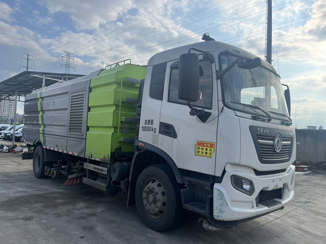 二手中聯(lián)16方洗掃車 2??年份：2021年5月 3??發(fā)動(dòng)機(jī)：康機(jī)230馬力，國六 3??底盤配置：東風(fēng)天錦底盤，六檔變速箱，5300軸距，275真空胎 4?