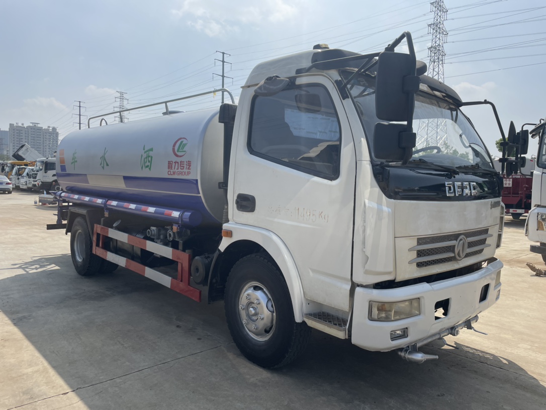  1??車型：10方灑水車 2??年份：2016年11月 3??發(fā)動(dòng)機(jī)：朝柴140馬力，國四 4??底盤配置：東風(fēng)多利卡，3800軸距，六檔變速箱， 5??上裝