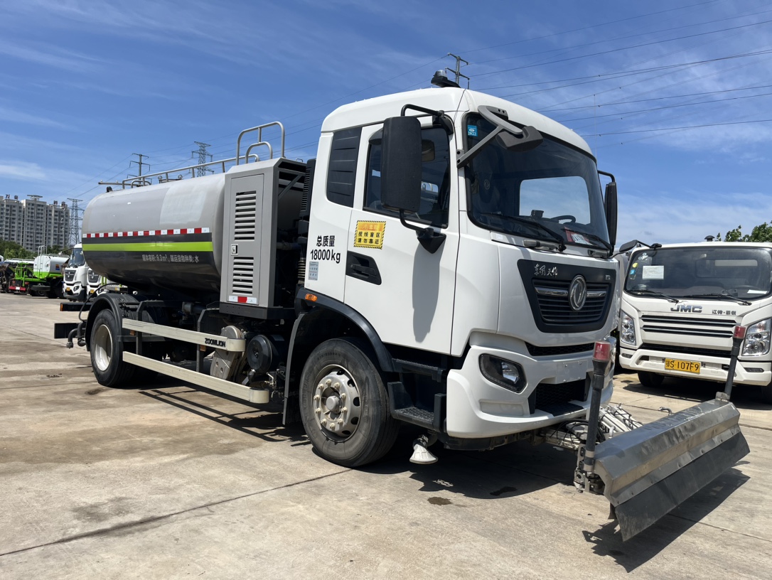 二手國六東風(fēng)天錦清洗車 2??年份：2021年5月 3??發(fā)動(dòng)機(jī)：康機(jī)230馬力，國六 4??底盤配置：東風(fēng)天錦底盤，六檔變速箱，4500軸距，275真空胎，