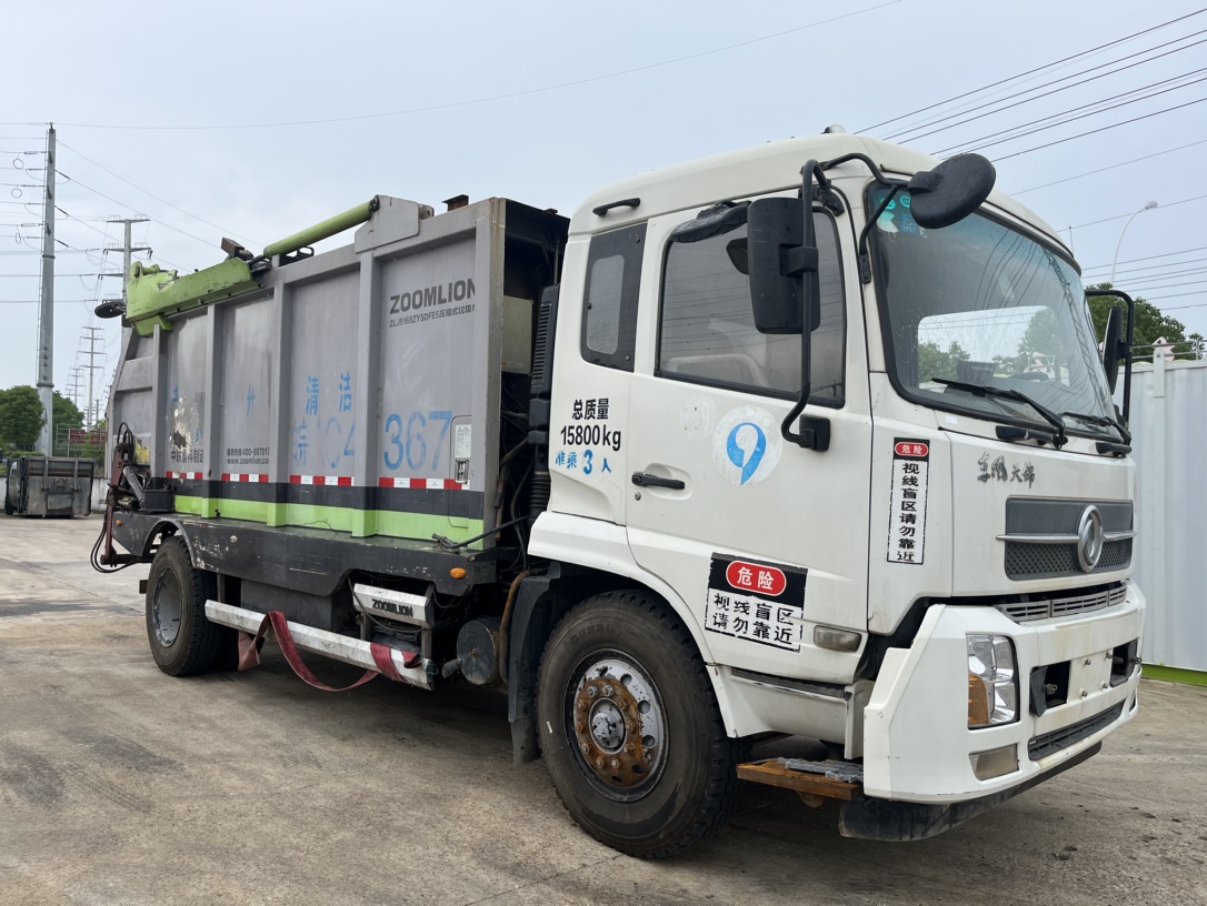 二手中聯(lián)無泄露式壓縮垃圾車 2??年份：2018年1月 3??發(fā)動(dòng)機(jī)：康機(jī)210馬力，國五 4??底盤配置：東風(fēng)天錦底盤，4500軸距，1000鋼絲胎，六檔變速