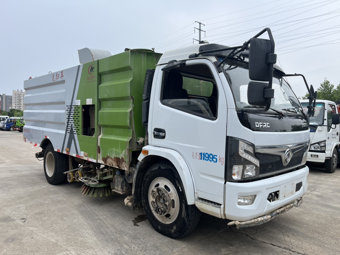 二手國六8方洗掃 2??年份：2021年4月 3??發(fā)動(dòng)機(jī)：云內(nèi)150馬力，國六 4??底盤配置：東風(fēng)福瑞卡底盤，3800軸距，825鋼絲胎，六檔變速箱。 5?